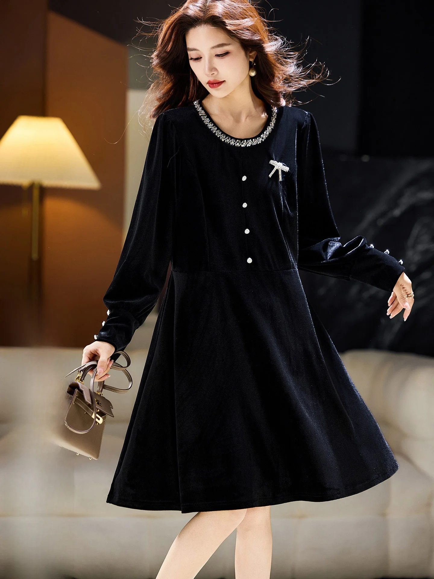 

Ele Bla Velvet Dr for Women by SuMu Street Sle Winter New Arrival 2025 Straight Cut Long Sve Memory ape Dr