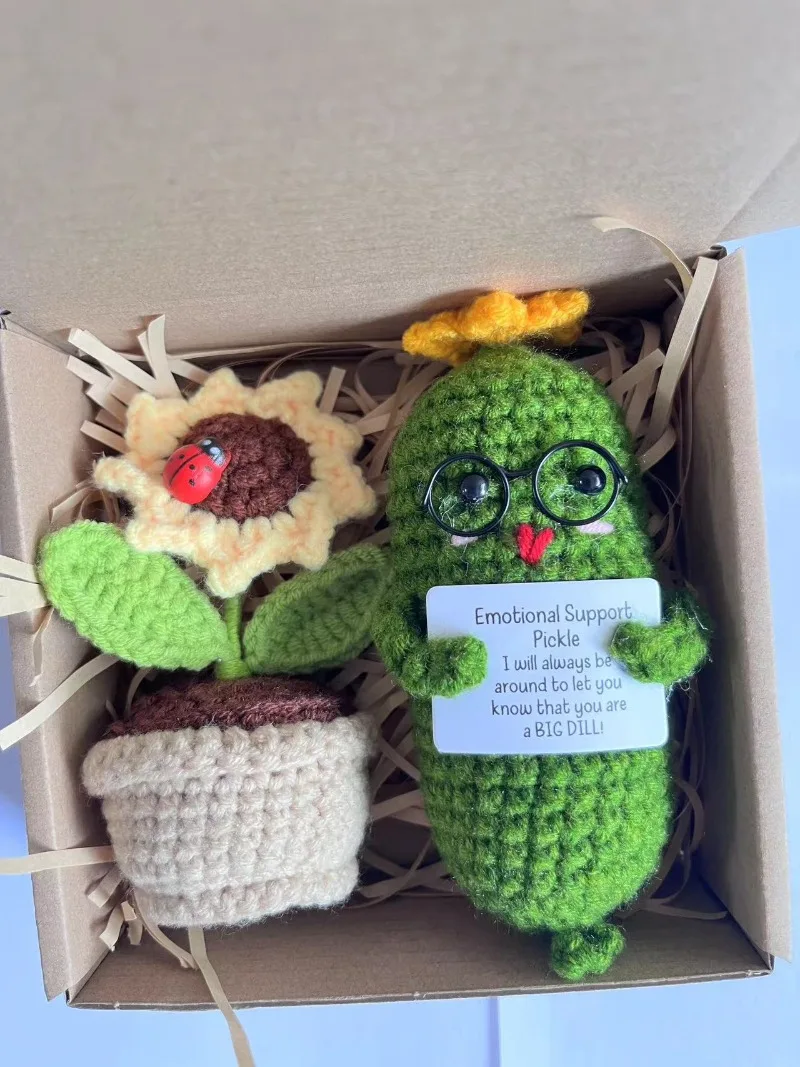 面白い編みぐるみキュウリのぬいぐるみ - 風変わりな野菜のあみぐるみと無料のひまわり鉢植えギフトセット、斬新なデスクデコレーション