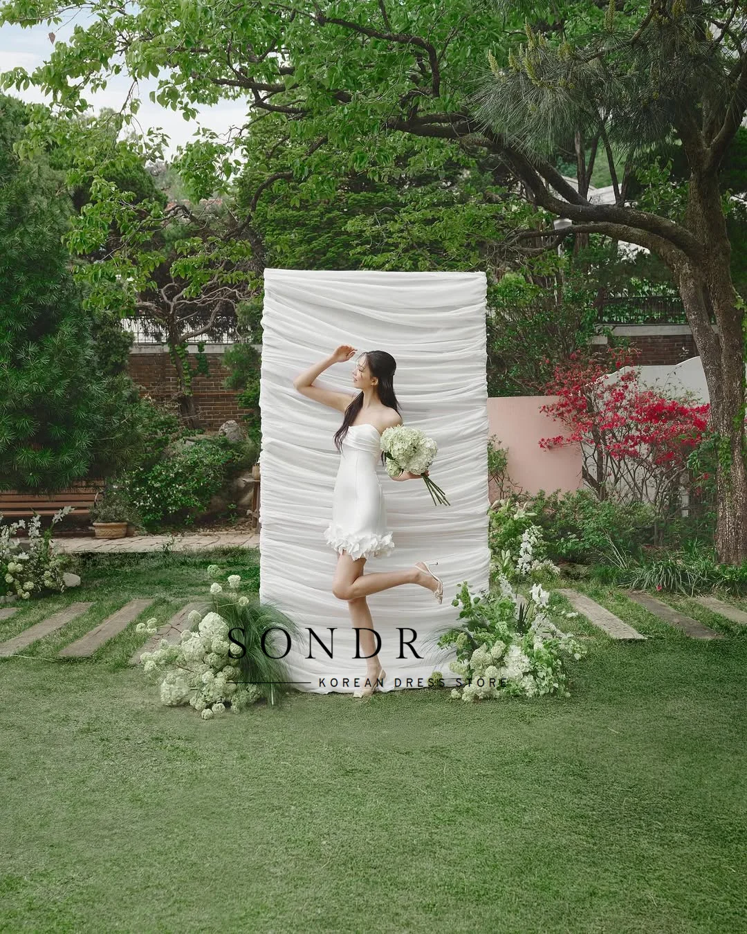Sondr Customized Modern Ivory Short Wedding Dress Korean Photo Shoot Handmade Flowers Strapless Mini Bridal Gown Asymmetrical