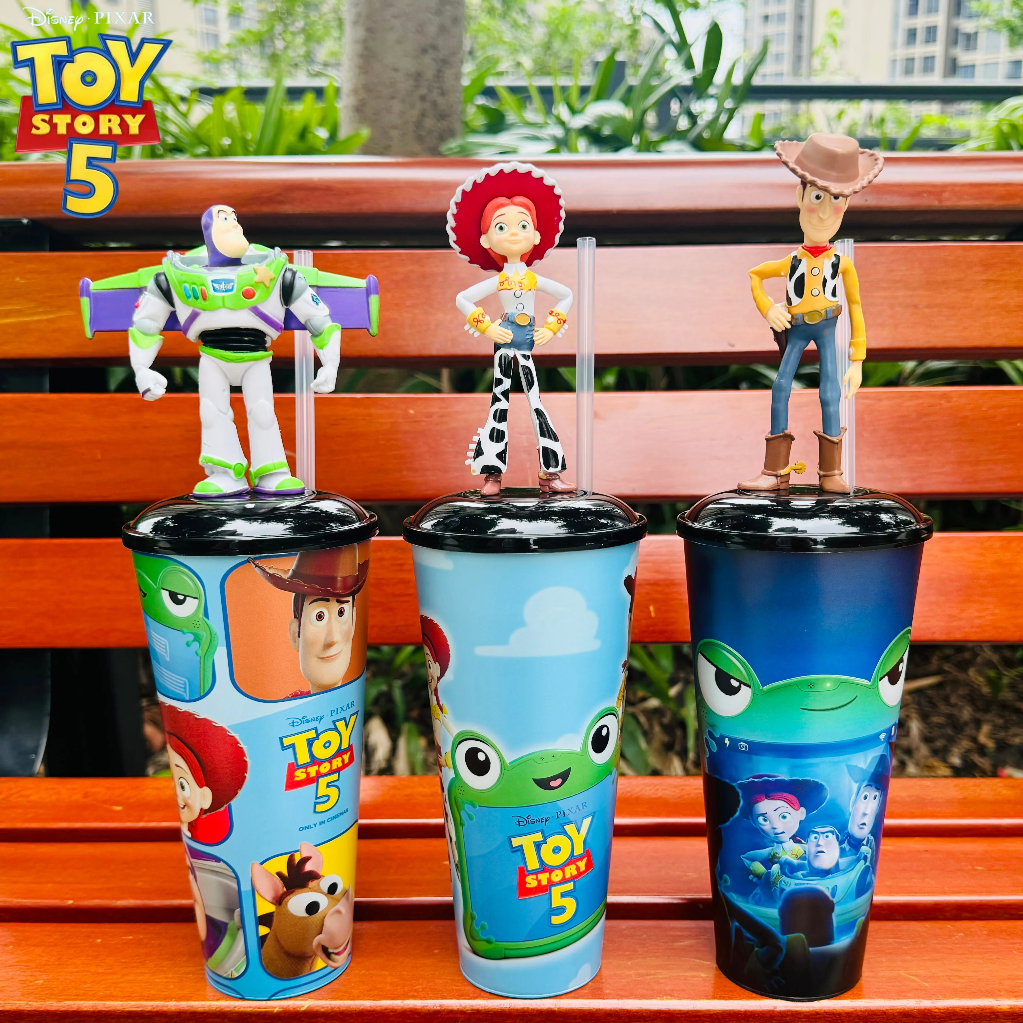Recuerdos Coleccionables Exclusivos de Cine de Toy Story 5: Woody, Jessie, Buzz Lightyear, Topper Cup, Alien Tumbler y Cubo Metálico