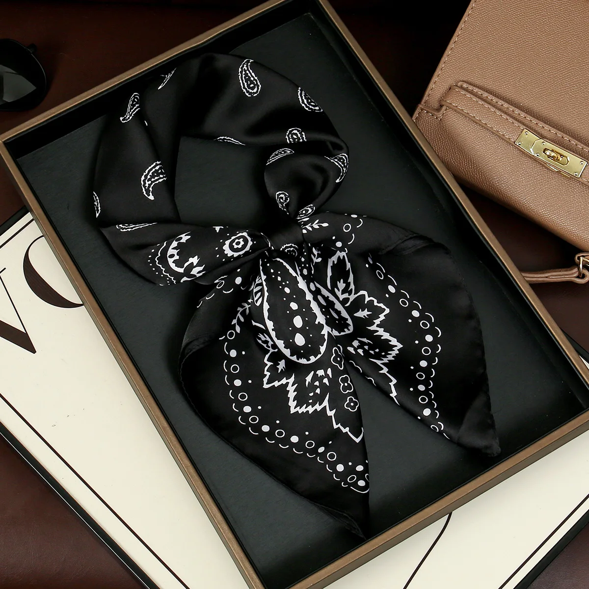 Modisches Paisley-Print-Kerchief, Damen-Haarschal, Seiden-Stirnband, Bandana, Kopftücher, quadratische Hijab-Schals für Damen – Detail 9