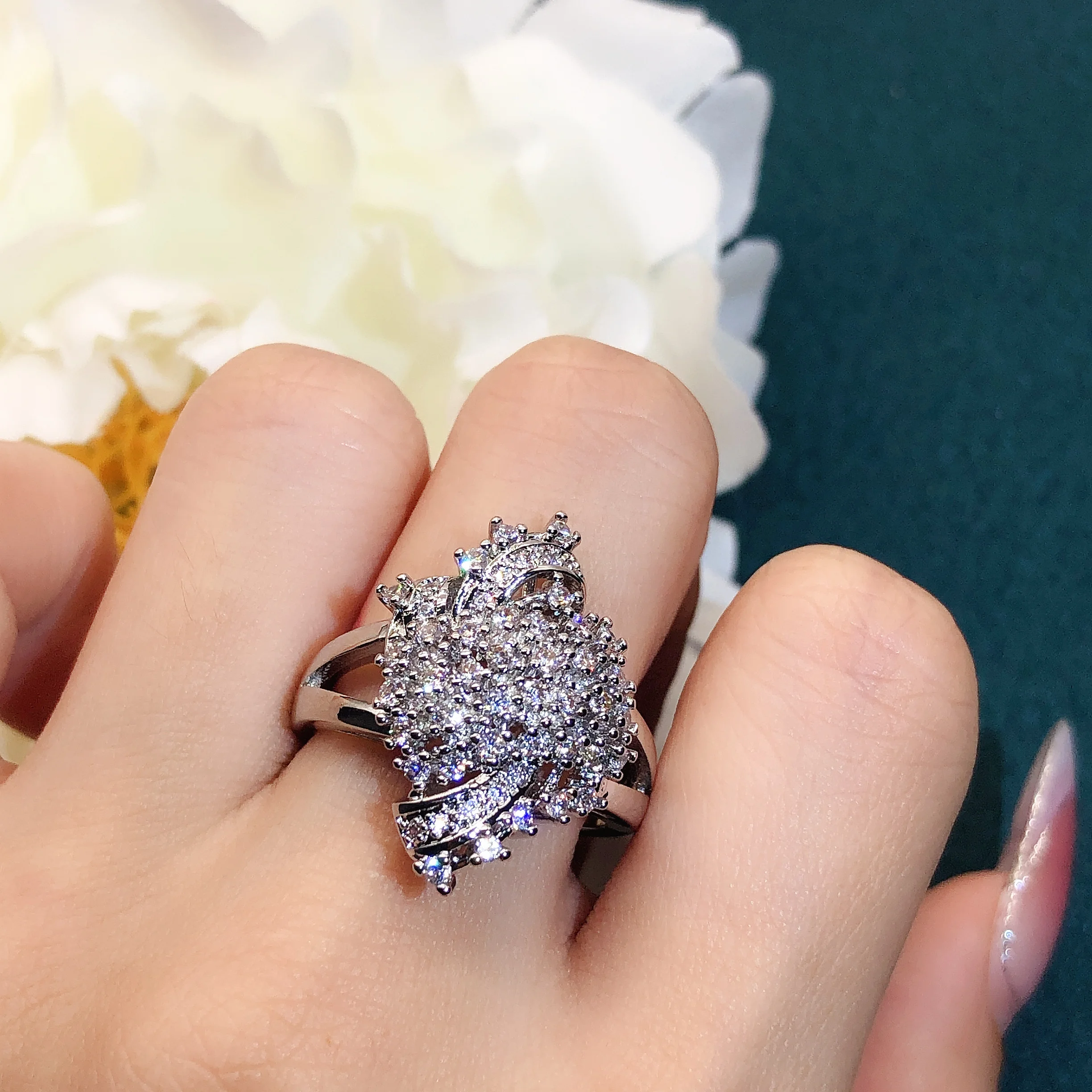 

Новая модель: Женское кольцо с цветочным узором и цирконами, модные ювелирные изделия из сплава с гравировкой и искусственными камнями