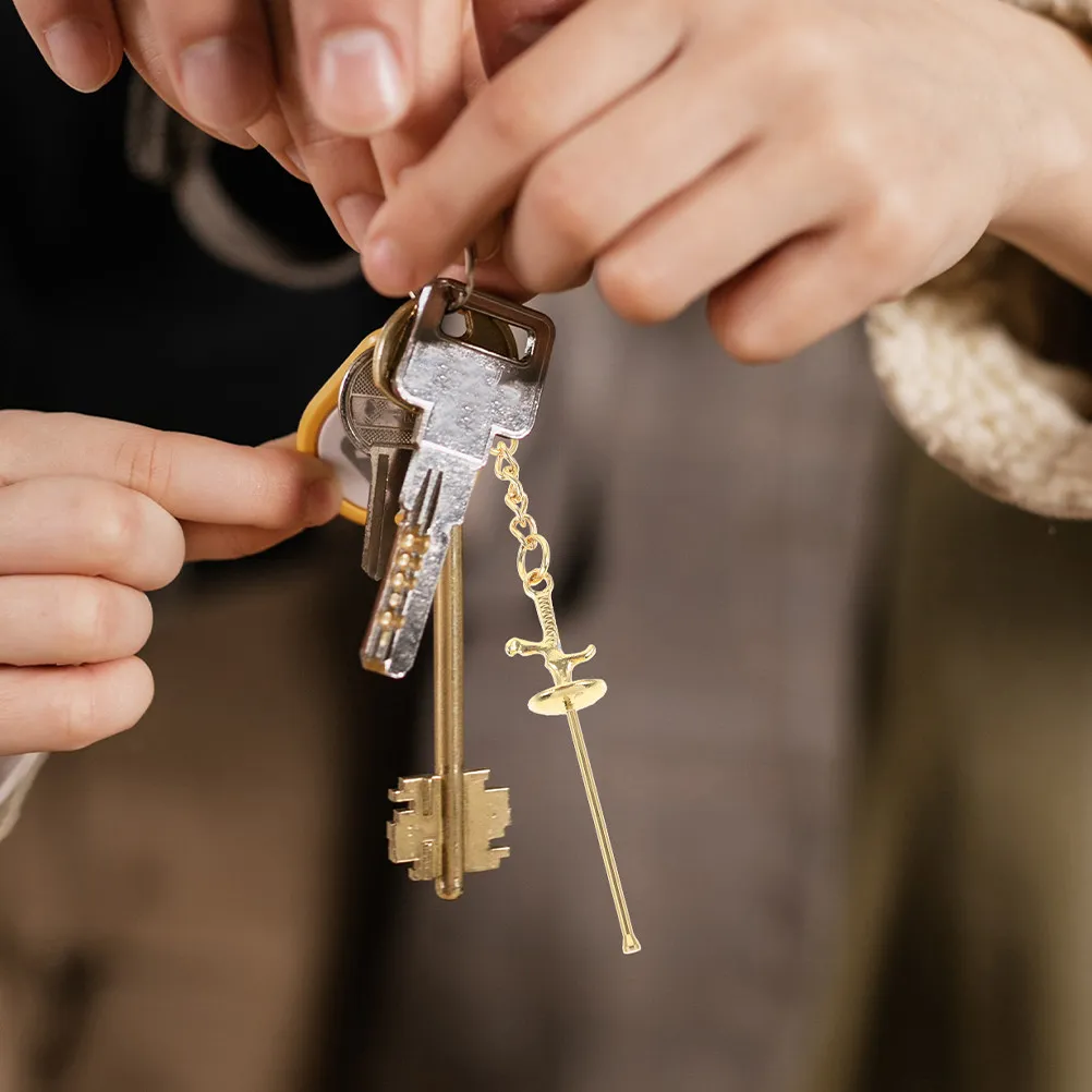 

2 шт. Брелок для ключей в виде фехтовального меча, креативный сувенир для любителей спорта, украшение для рюкзака, металлическое кольцо для ключей, портативный подарок