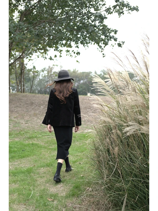 Damska marynarka ze sztruksu w cienkie paski, jesienno-zimowa, o prostym kroju, do pracy, na co dzień, z pełnym podszyciem, z długim rękawem.