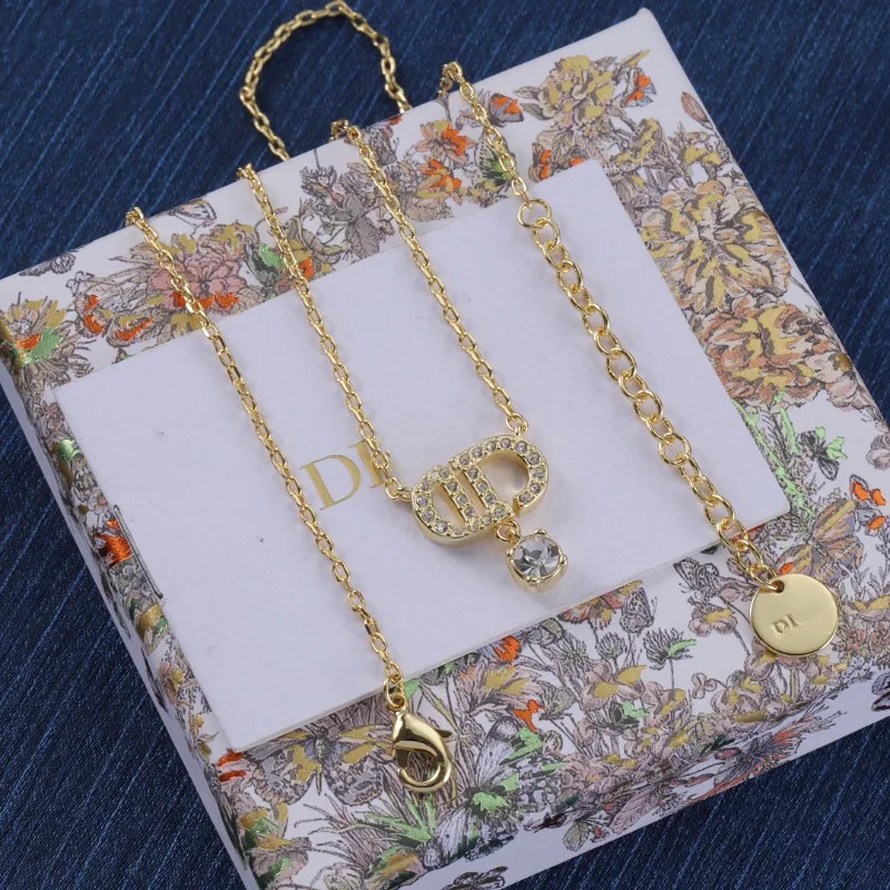 قلادة Di Family/D Family Necklace تصميم جديد متخصص أنيق وبسيط بحروف حجر الراين إصدار عالي من سلسلة الترقوة