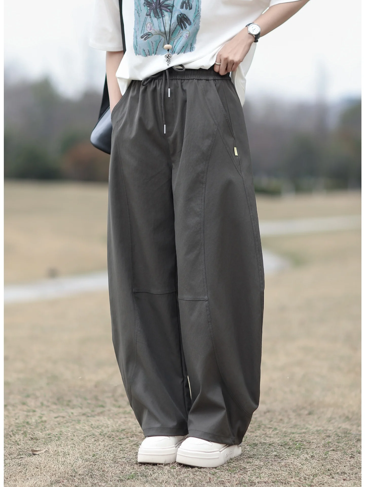 

Свободные повседневные брюки женские весна 2026 с естественной линией талии, вставками из ткани и 3D-кроем, удобная посадка