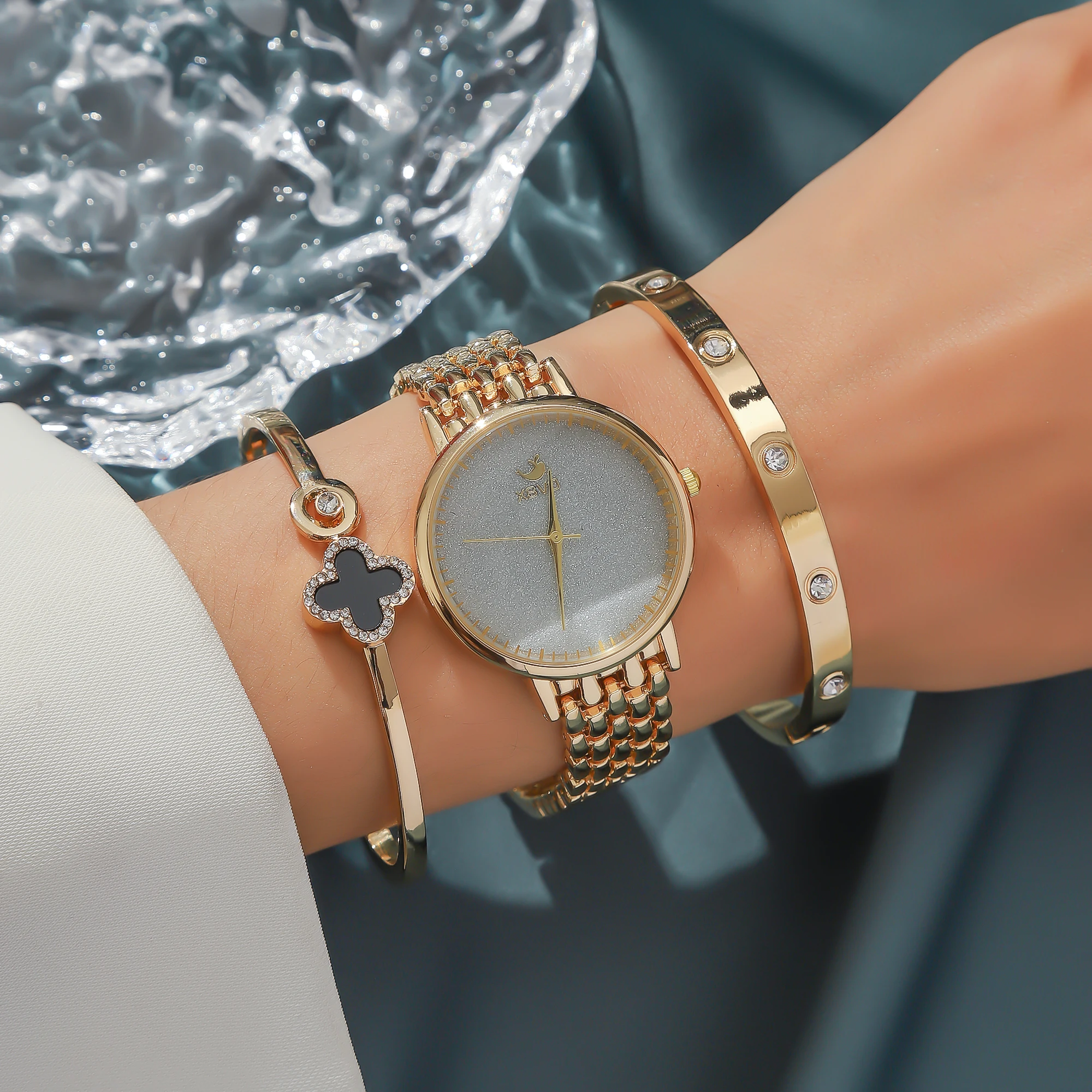 

Простые и модные кварцевые часы со стальным ремешком и круглым диском с трендовым дизайном, ежедневные наручные часы из трех предметов.