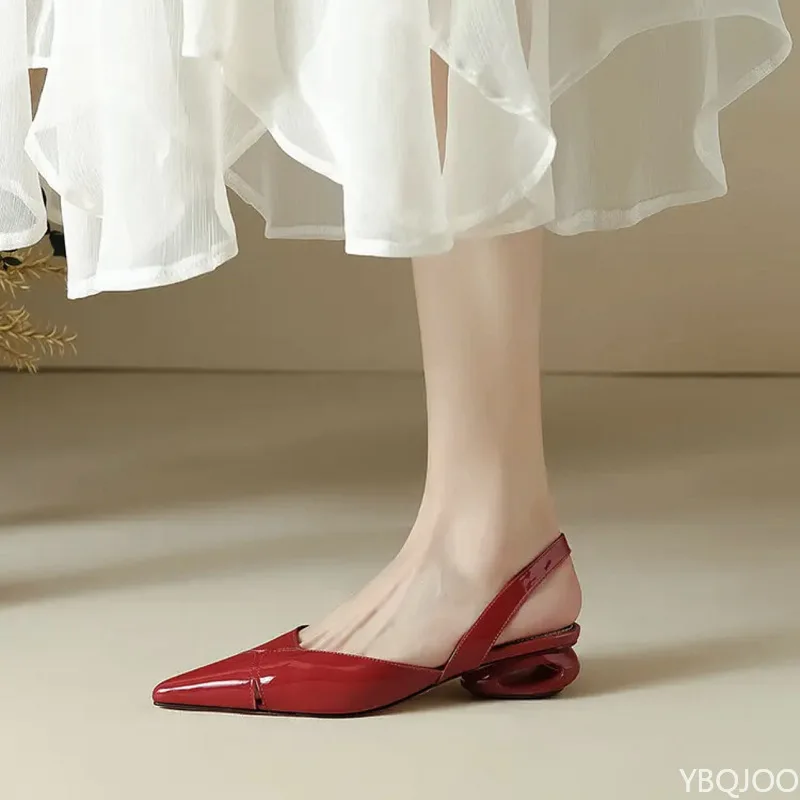 

Весенне-летняя новая толстая односпальная обувь с острым носком. Универсальные и модные темпераментные пустые сандалии с острым носком сзади.