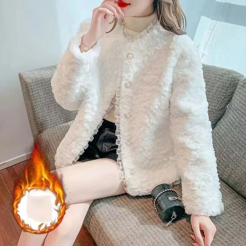 Damska, jednorzędowa, biała, puszysta odzież wierzchnia 2025, nowa kurtka z koronkowymi wstawkami i futra jagnięcego, damska jesienna zimowa krótka kurtka z imitacji futra w stylu koreańskim.