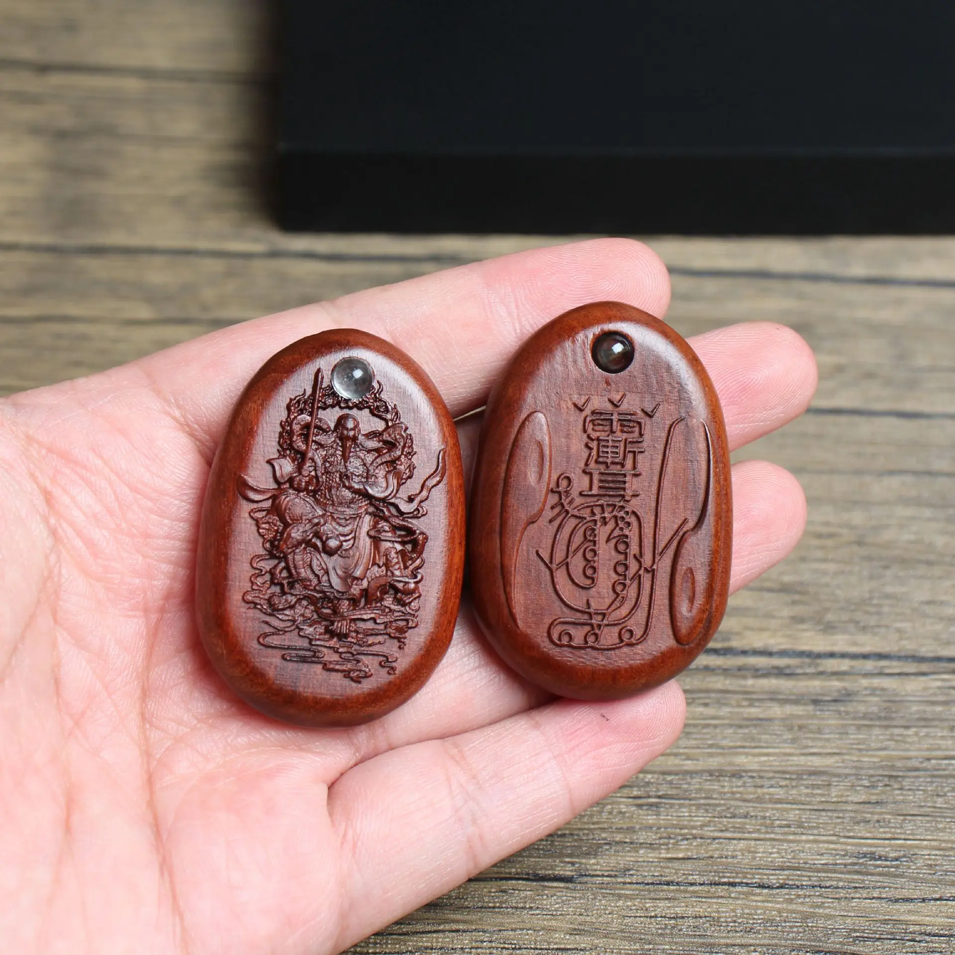 

Таоистский деревянный кулон-подвеска из древесины унаби с голографической проекцией, золотой табуированный, с изображением императора Чжэньу, в стиле «Молния»