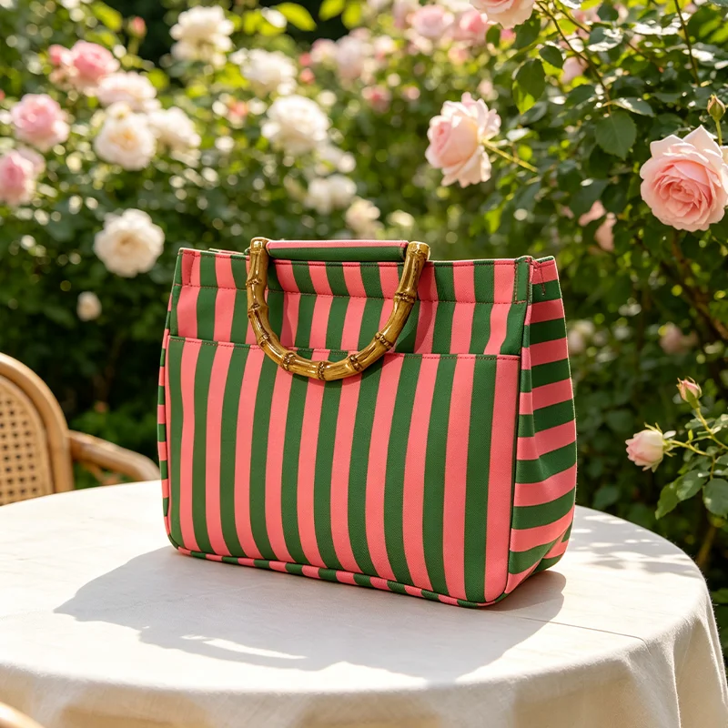 Einfache Damen-Tragetasche mit vertikalen Streifen in Pink und Grün, frische Handtasche mit gestreifter Textur in Farbblock-Optik – Detail 3
