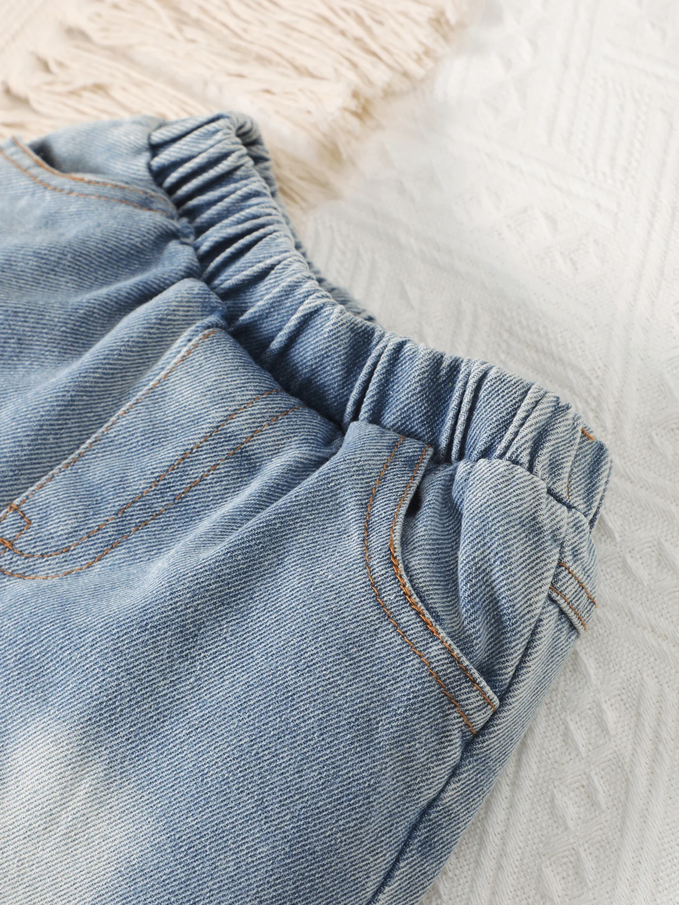 طقم مكون من قطعتين من تي شيرت كاكي مطبوع عليه حروف صغيرة لطيفة ورقبة دائرية وأكمام قصيرة من قماش الدنيم الأزرق للأولاد الصغار