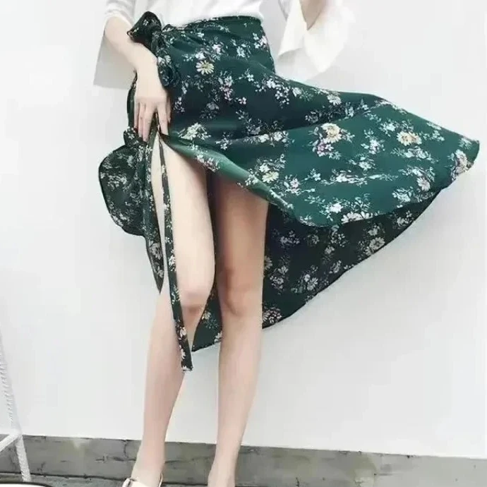 กระโปรงลายดอกไม้ชายหาดสำหรับผู้หญิง ฤดูร้อน 2026 เอวสูง ผ้าฝ้าย กระโปรงยาวทรงแม็กซี่ ผ่าข้าง พร้อมดีเทลผูกโบว์ สไตล์โบฮีเมียน