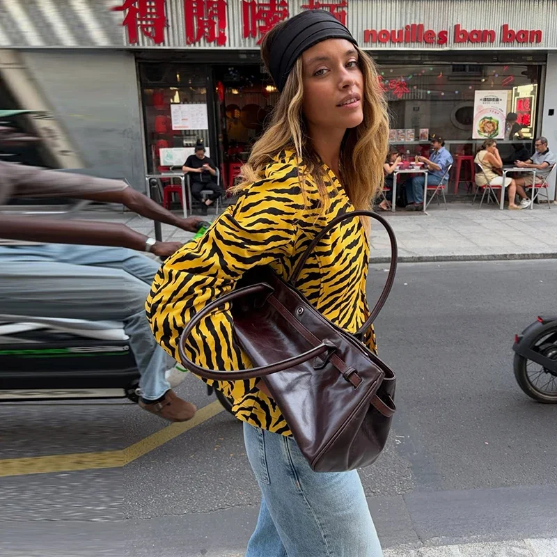 Zebra-Muster, tailliert geschnittene Mäntel, Damenmode, V-Ausschnitt, lange Ärmel, mit Schnallen- und Knopfverschluss, mit Paneelen versehen, schmale Jacken, Herbstkollektion, neue Damenoberbekleidung. – Detail 2