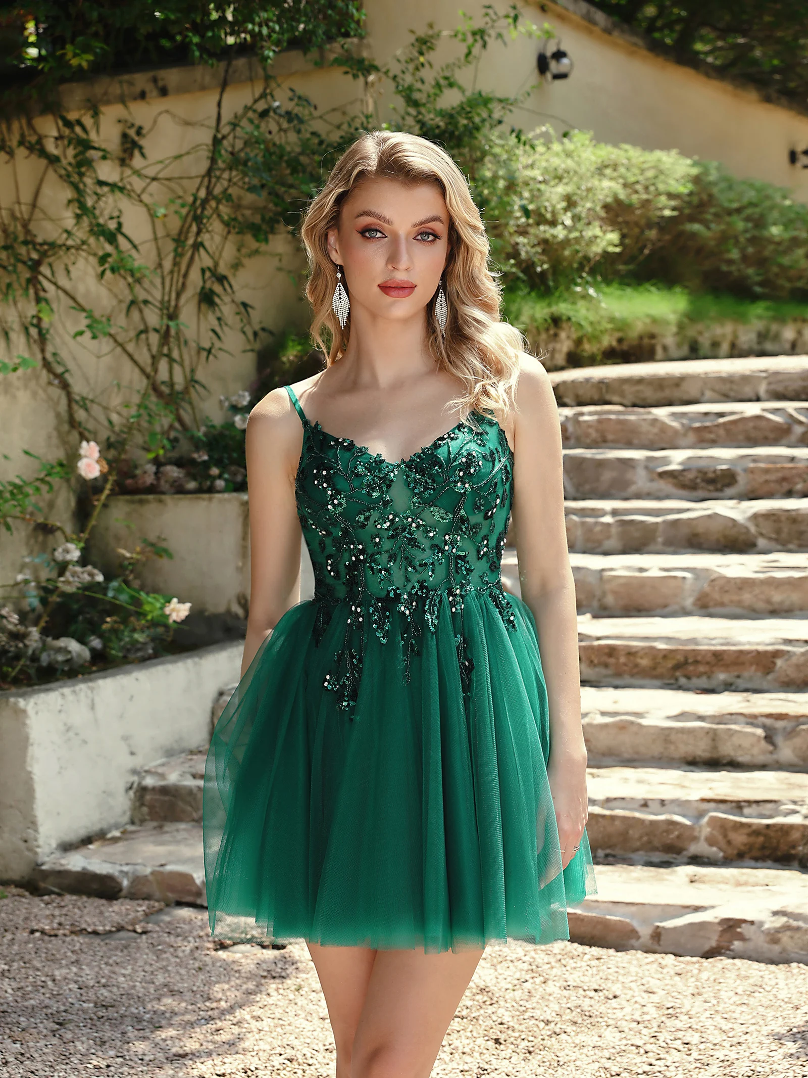 

New Girls Homecoming Dresses Sexy V-Neck Backless Sleeveless Sequins Applique Short Dress Tulle A-Line Mini Cocktail Dress Gowns