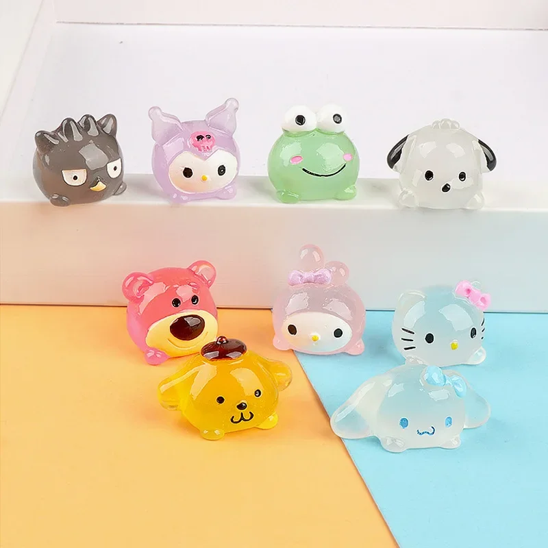 5 Stuks Lichtgevende Mini Sanrio Microlandschap Miniatuur Hello Kitty Beeldjes Sprookjesachtige Tuin Accessoires Interieur Glow In The Dark