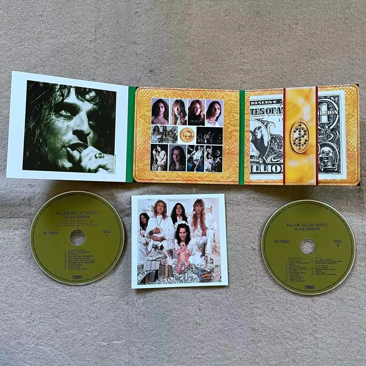 CD de Música Hard Rock Glam Retro Ocidental, Capa Texturizada em Tons de Verde e Elemento Moeda Dourada, Coleção de Faixas de Rock Teatral