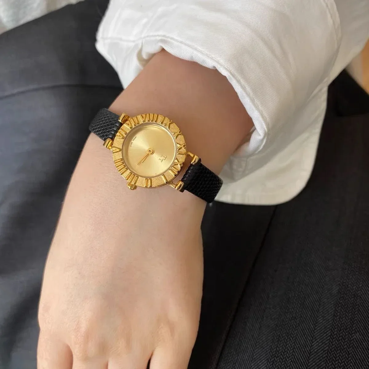 Women Quartz Watch Luxury Roman Numeral Clock Engraved Sliver Gold Black Dial Brown Leather Orologio New Reloj Ladies Wristwatch