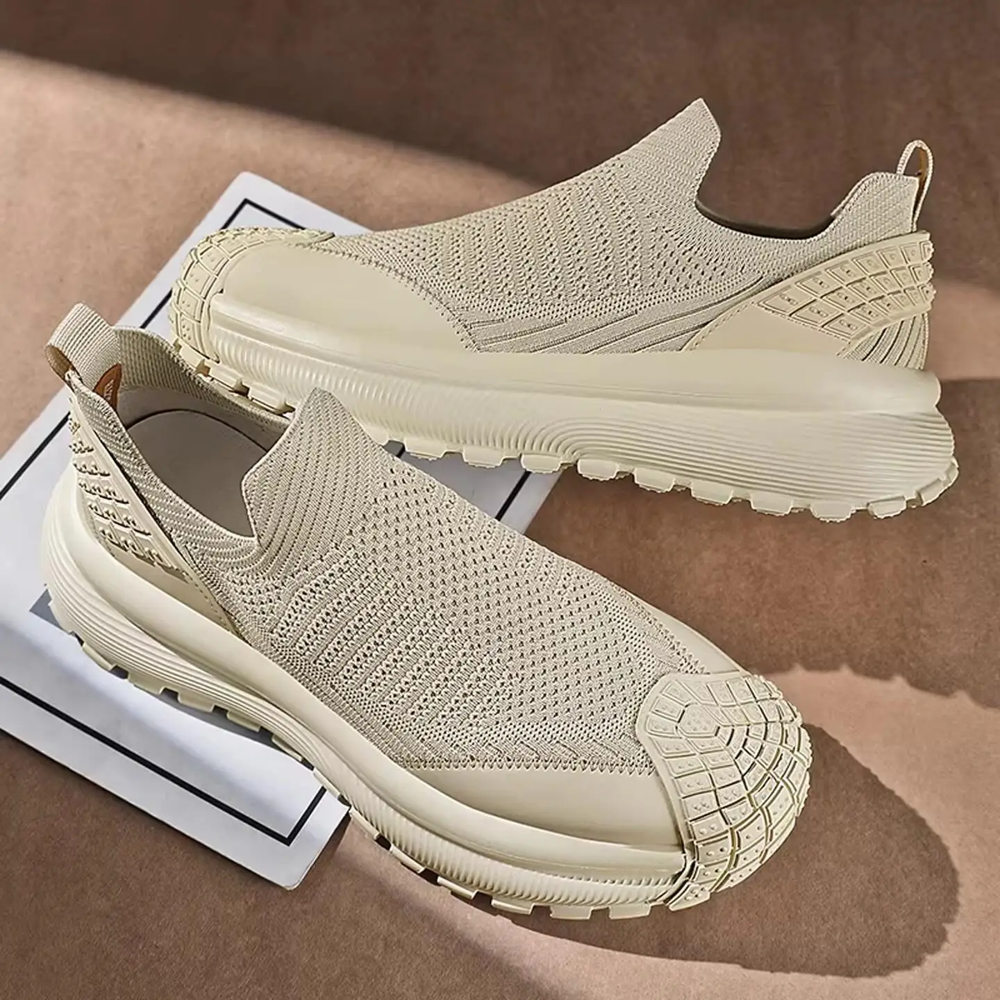 Men's Breathable Anti-Odor Soft Bottom Cloth Shoes Fly Knit Mesh Thin Single Shoes Slip-On Casual Style round Toe Rubber Outsole