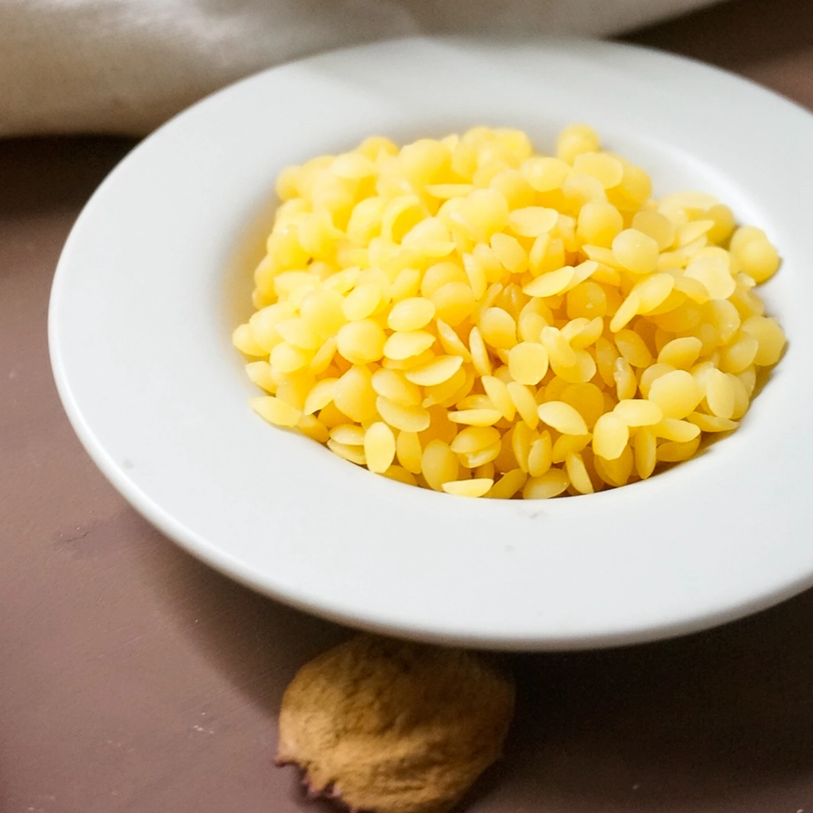 2.2lb/1000g białych/żółtych pastylek wosku pszczelego pastylki z czystego wosk pszczeli granulek do DIY wosk pszczeli