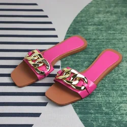 Sandali estivi da donna moda metallo decorativo testa quadrata esterno indossare tacco piatto scarpe da donna da spiaggia di grandi dimensioni in offerta