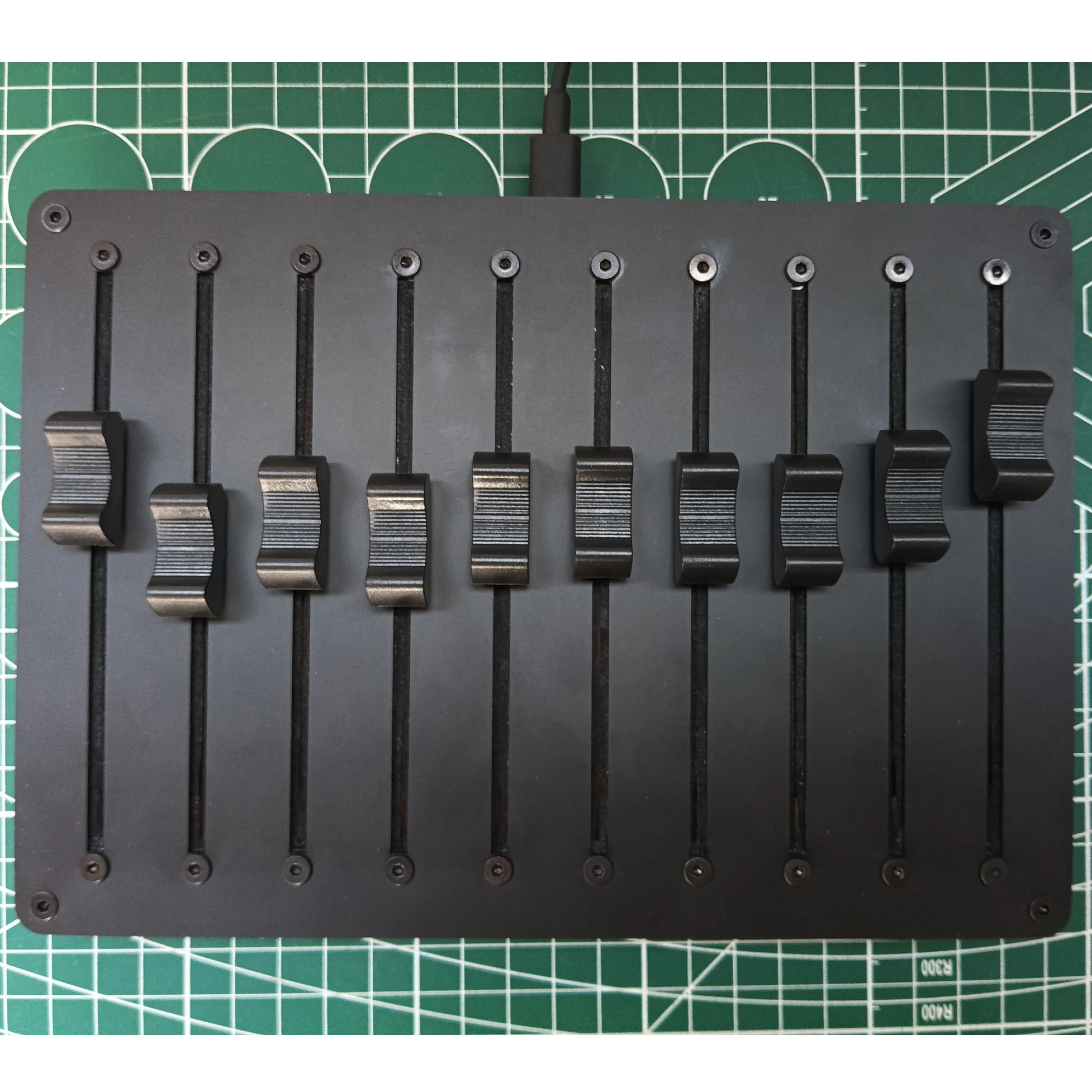

10 channel fader with customizable CC information, USB interface, music host software, MIDI controller