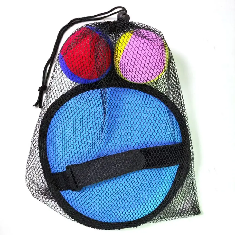 Gioco creativo con la palla da catturare, racchetta magica, palla da lancio colorata, palla aggraffata a mano, guanto da cattura, gioco all'aperto per bambini