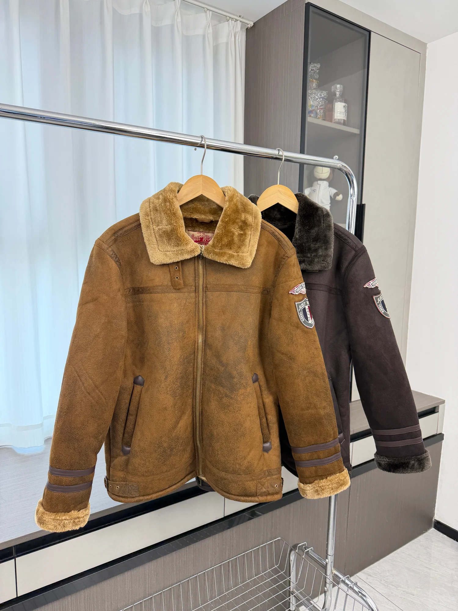 

Мужская зимняя утепленная куртка-бомбер из замши с меховой подкладкой, на молнии, с длинными рукавами