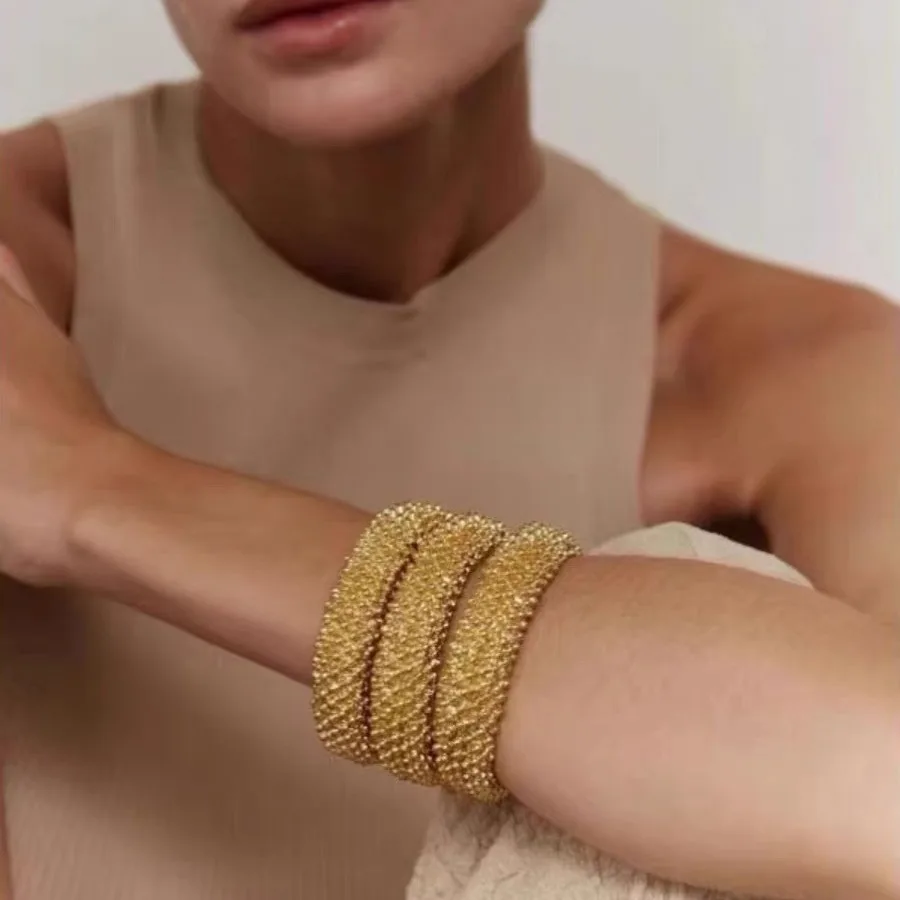 Design Retro Metal Spiral Ball Open-Ended Female Gold Luxury Advanced Bracelet Accessory