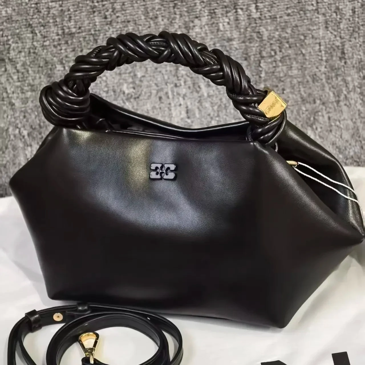 حقيبة كروس عصرية جديدة لعام 2026 من مصمم باريس - حقيبة كتف منسوجة سداسية للنساء ذات ملمس مميز