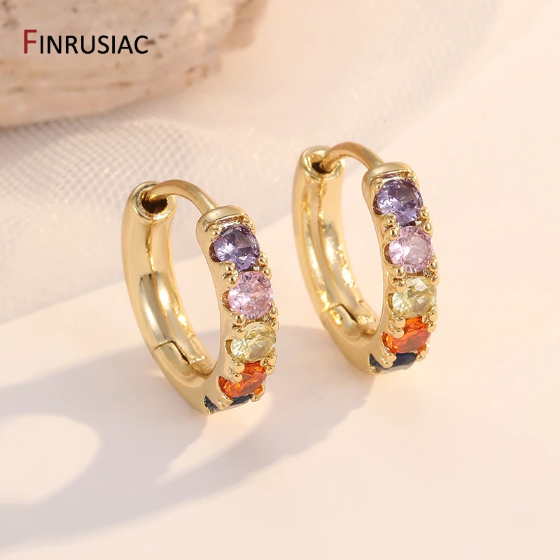 Luxuriöse Regenbogen-Zirkon-Creolen für Frauen, 14 Karat vergoldetes Messing, runde Huggie-Ohrringe, Hochzeitsschmuck, Geschenk – Detail 23