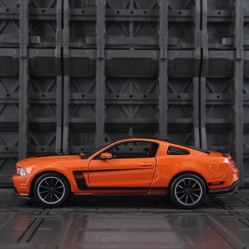 Maisto 1:24 Simulation Ford Boss 302 Alloy Car Model Supercar Doors and Hood Can Be Opened suitable for collection - view 5