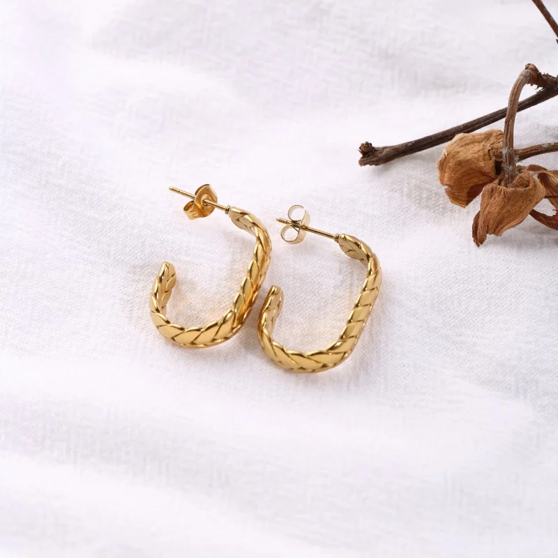 1 piece of stainless steel plated with 18K gold, wheat ear woven C-shaped half-circle stud earrings, vintage heavy-duty twisted half-circle earrings. Suitable for women's vintage light luxury outfits, versatile earrings for commuting and suits. They symbolize peace, prosperity, and good fortune, making them a perfect gift accessory. Suitable for various occasions such as daily gatherings, dates, and travel view 2