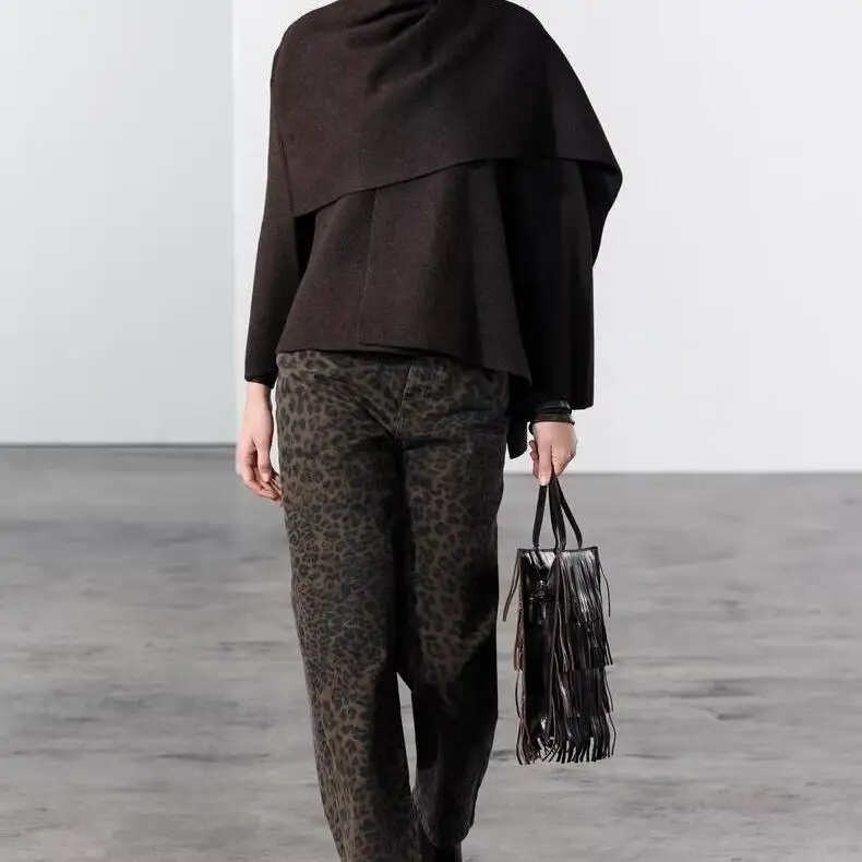 

Новинка осенне-зимнего сезона: женское вязаное пальто с дизайнерским шарфом в комплекте, свободный крой, длинный рукав, круглый вырез, на пуговицах...