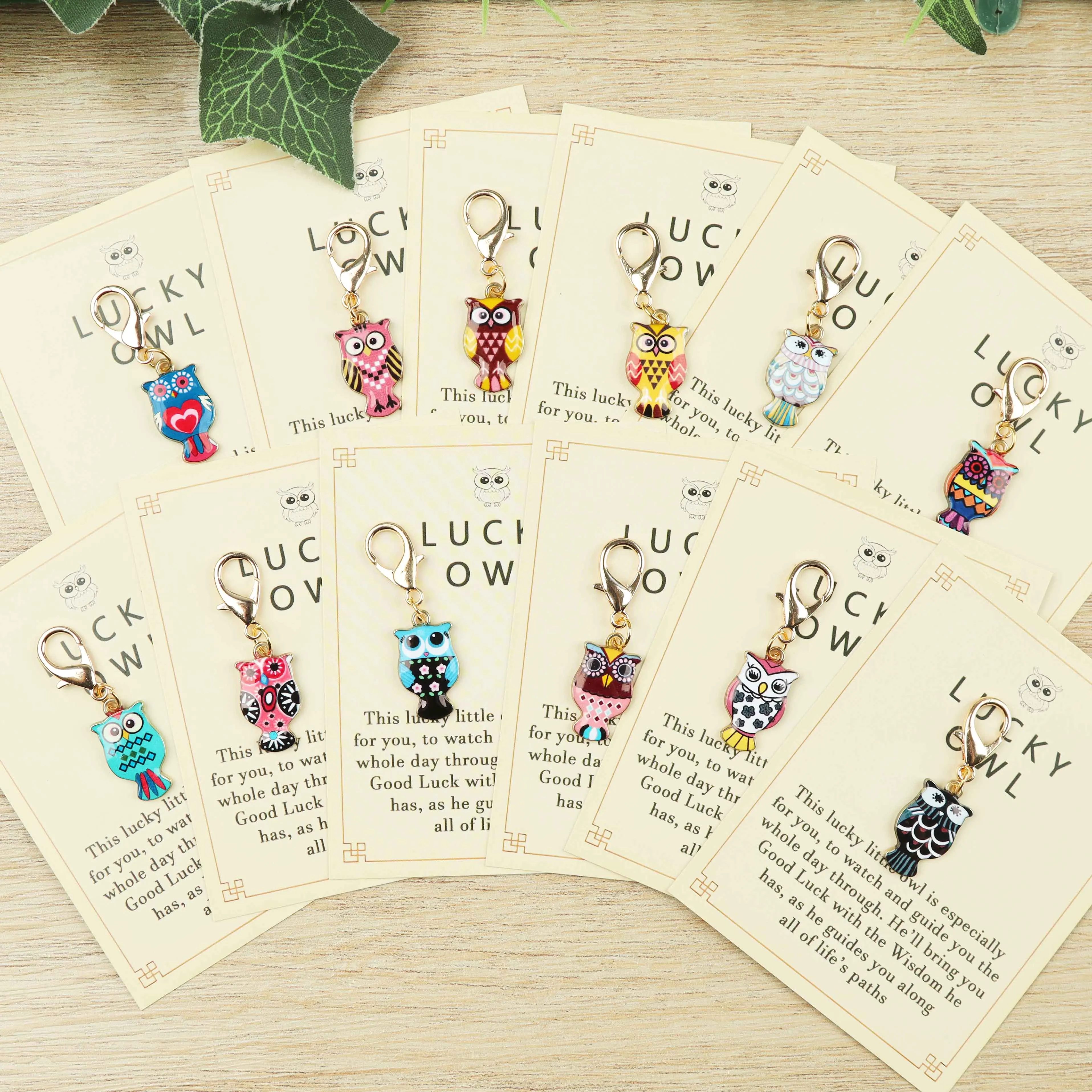 12 porte-clés charmants en forme de hibou, accompagnés d'une carte de vœux motivante, d'un cadeau hibou et de supports décoratifs pour sacs.
