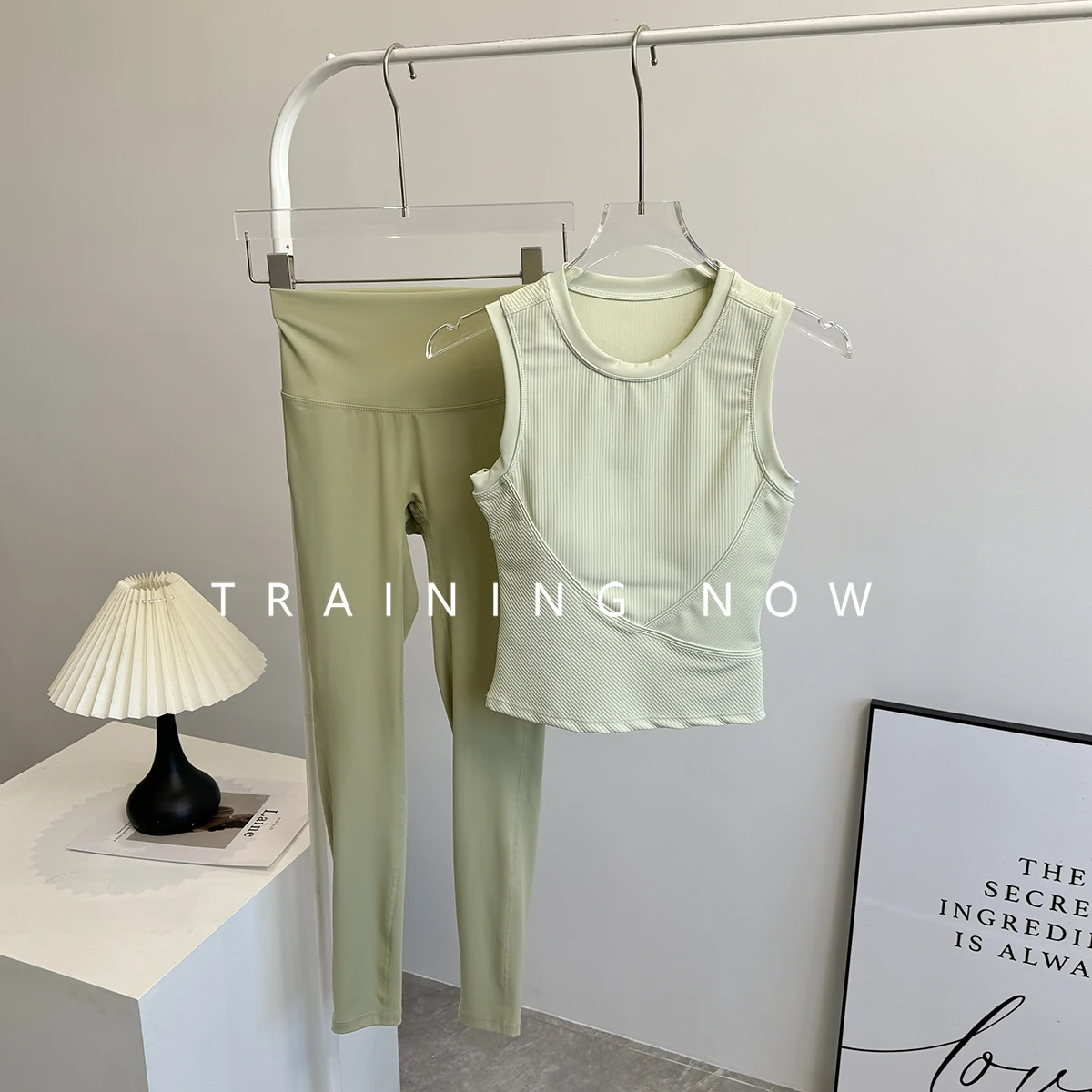 بدلة يوجا للنساء في أزياء الصيف وتمارين الجري الجميلة بدون أكمام، بدلة لياقة بدنية بيلاتيس سريعة الجفاف #1