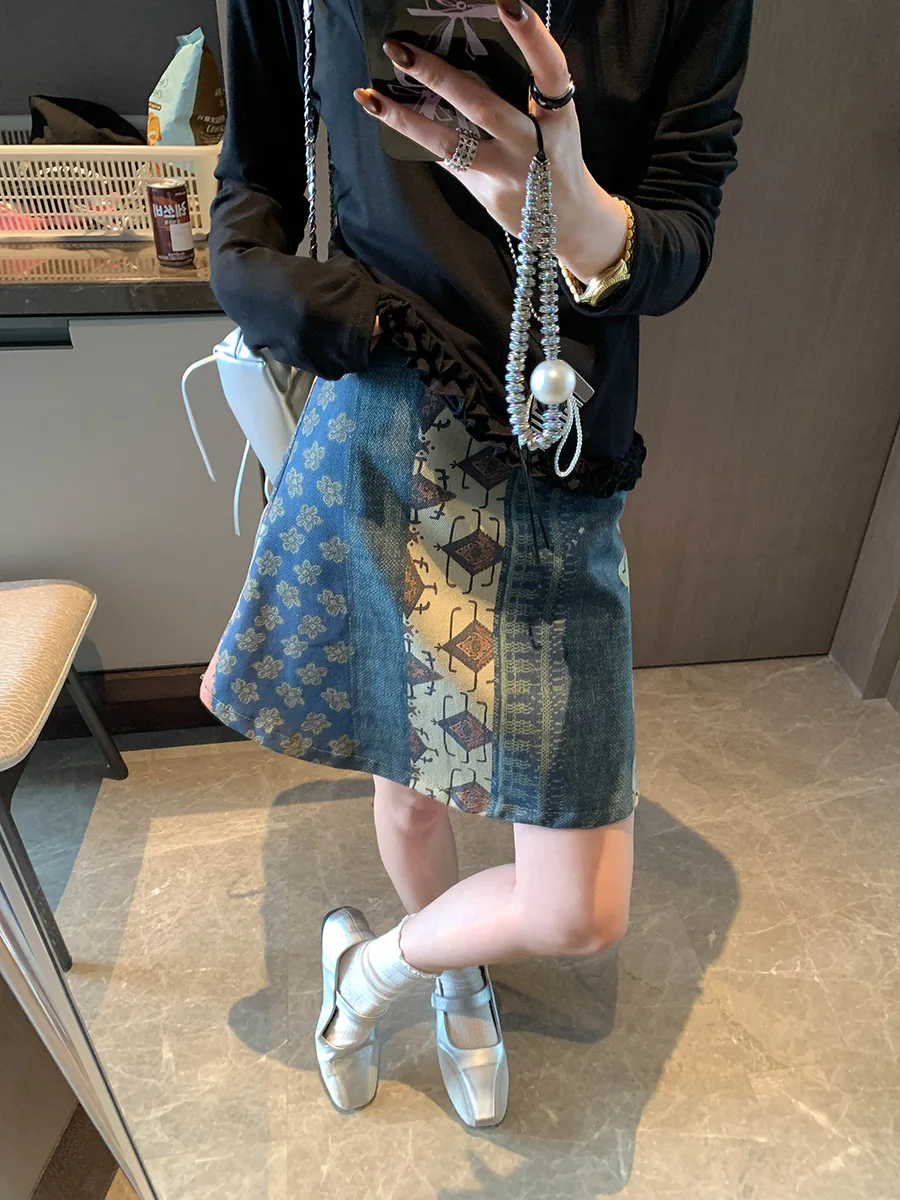 

Весенняя женская повседневная джинсовая короткая юбка А-силуэта в американском ретро-стиле с контрастным принтом и дизайнерскими вставками.