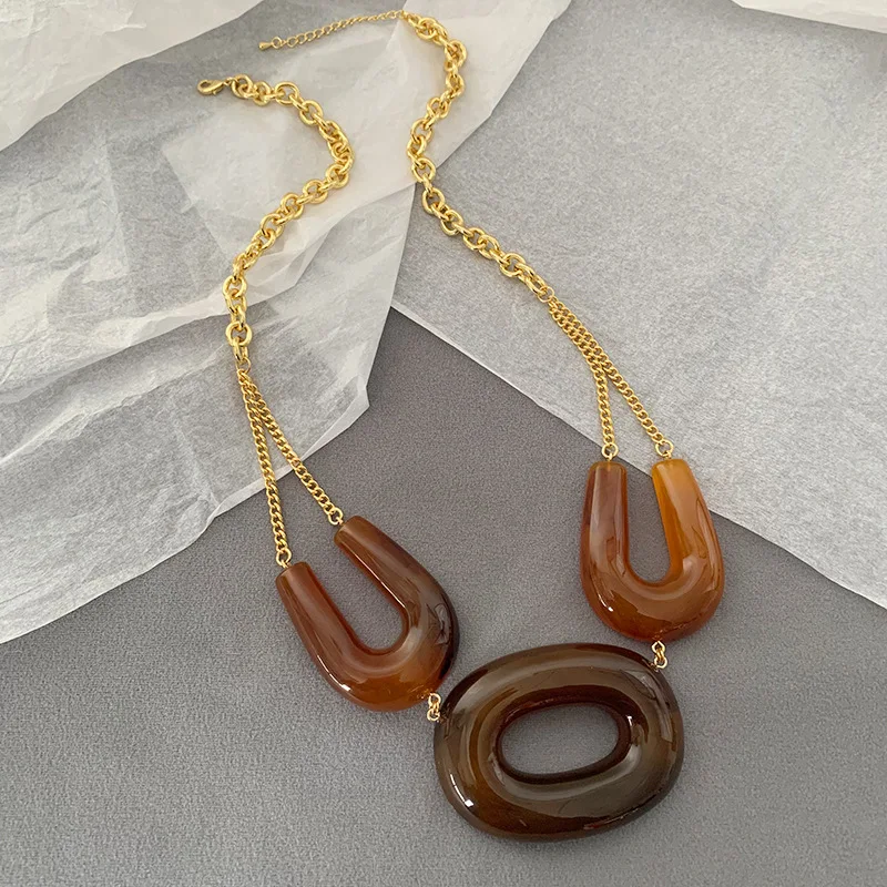 

Vintage Irregular U-shaped Resin Horseshoe Metal Chain Luxury Geometric Necklace Collarbone Chain