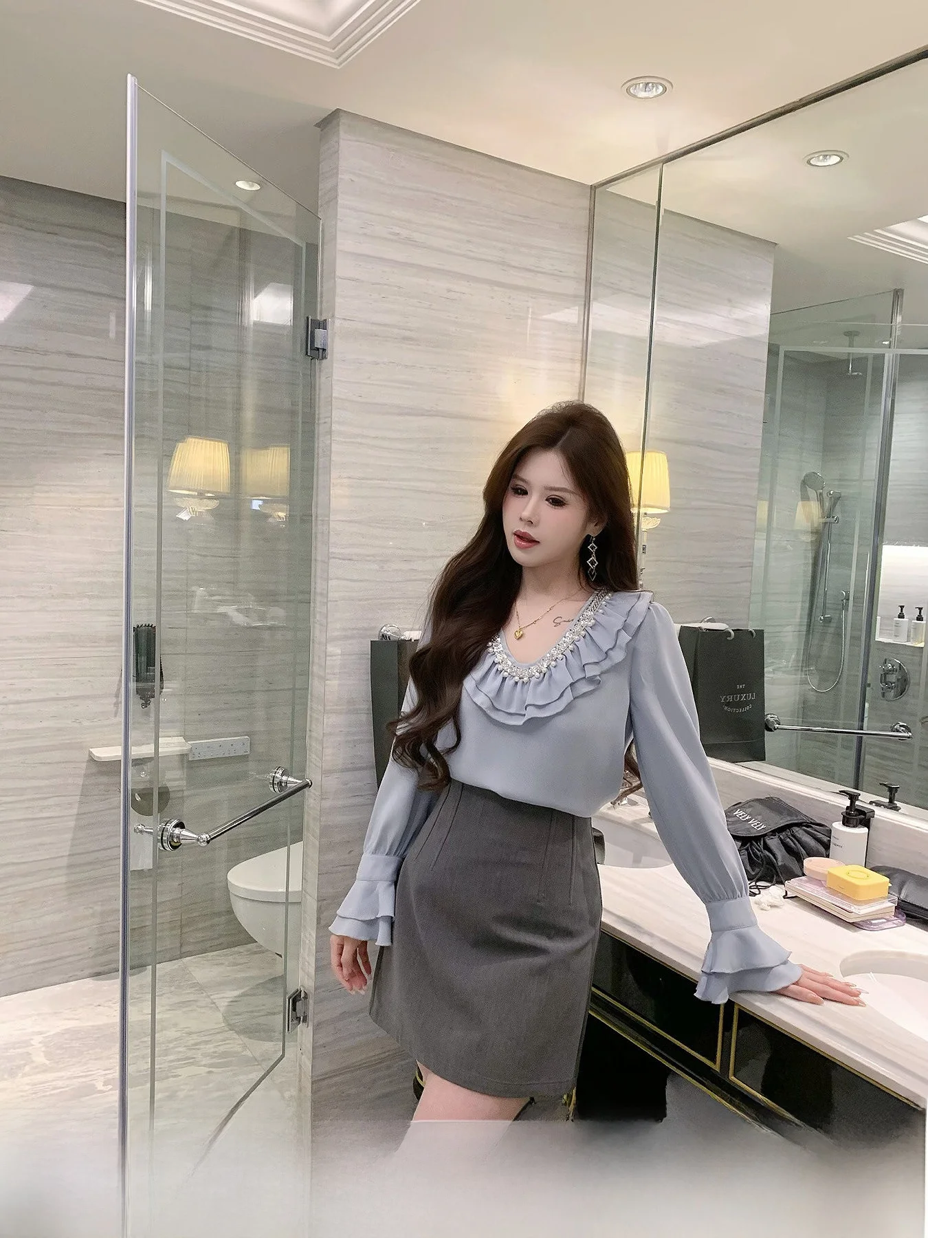 

Женская повседневная блузка с V-образным вырезом и жемчужной отделкой, больших размеров, свободного кроя, с длинным рукавом, весенняя модная элегантная блузка, светло-голубая