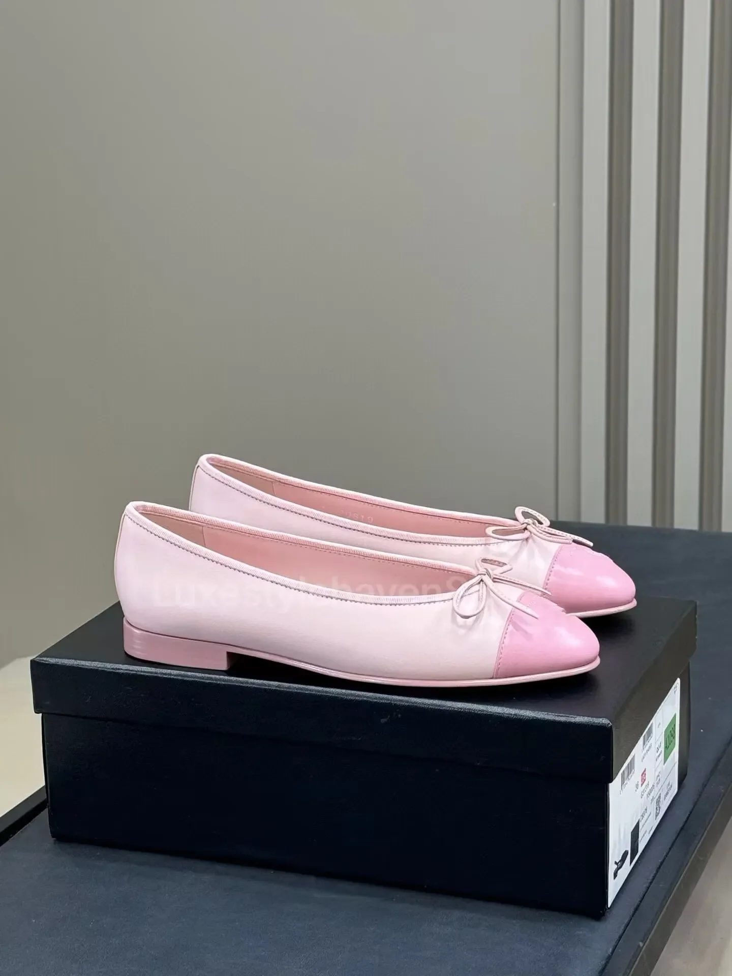 

Дизайнерские новые босоножки на высоком каблуке с ремешками. Модные классические балетки, сохраняющие классический стиль, с использованием современных материалов и деталей.