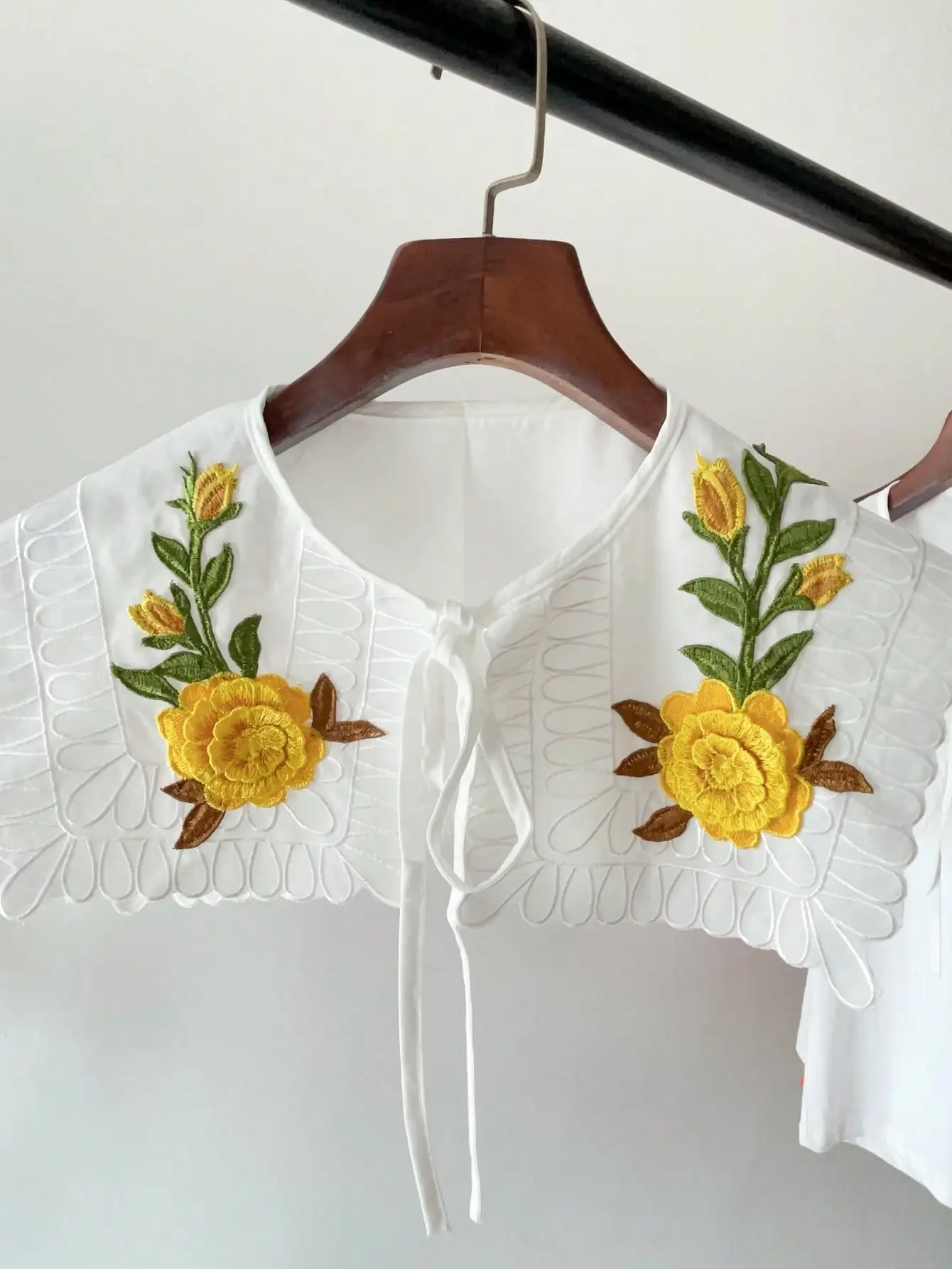 1 Piece of White and Yellow Embroidered Flower Large Shawl, Fake Collar, Flower and Bird Pattern, Retro Fabric, Fake Collar, Embroidered Straps, Cut Out Cotton, Stereo Wavy Edge, Soft and Versatile, Holiday Style, Date, Best Friend Party Outfit