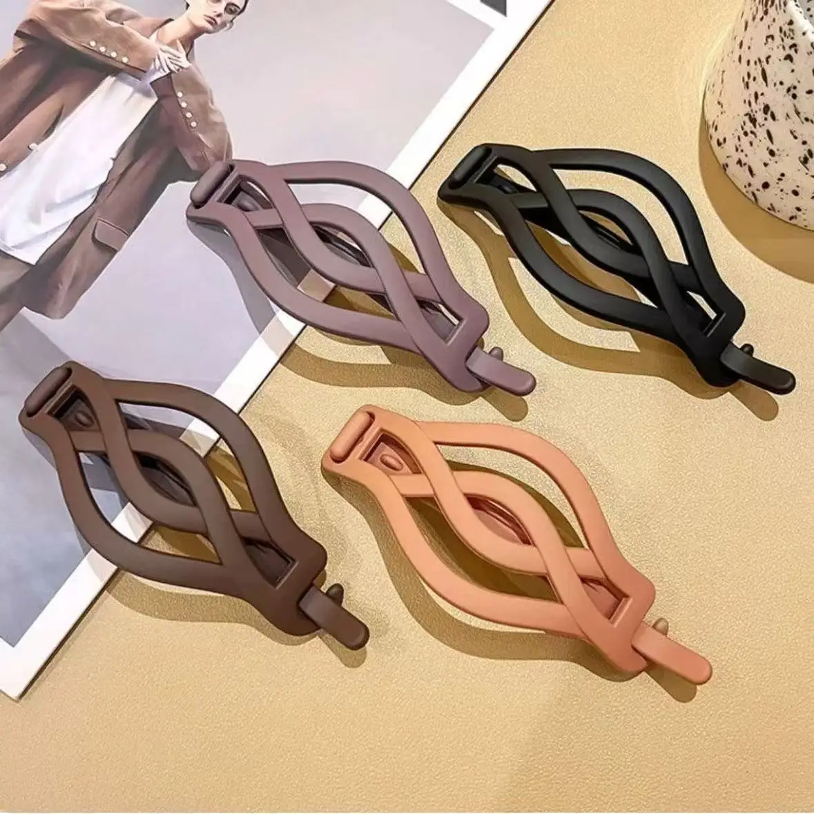 4 قطع من مشابك الشعر المستديرة المسطحة الفرنسية بإبزيم ملتوي غير قابل للانزلاق للشعر الرقيق السميك للنساء والفتيات