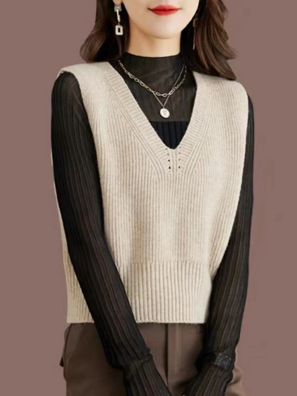 Fashionable Short Knitted Woolen Vest Women's Base Shirt Trendy Commute Style V-Neck Warmth Leisure Fit Four Seasons Wear