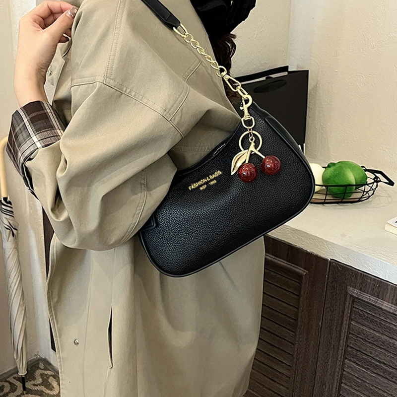 Schwarze Damen-Umhängetasche aus Kunstleder mit Kirsch-Anhänger, Casual-Stil für Arbeit, Reisen und den täglichen Gebrauch, Unterarmtasche, Handtasche – Detail 11