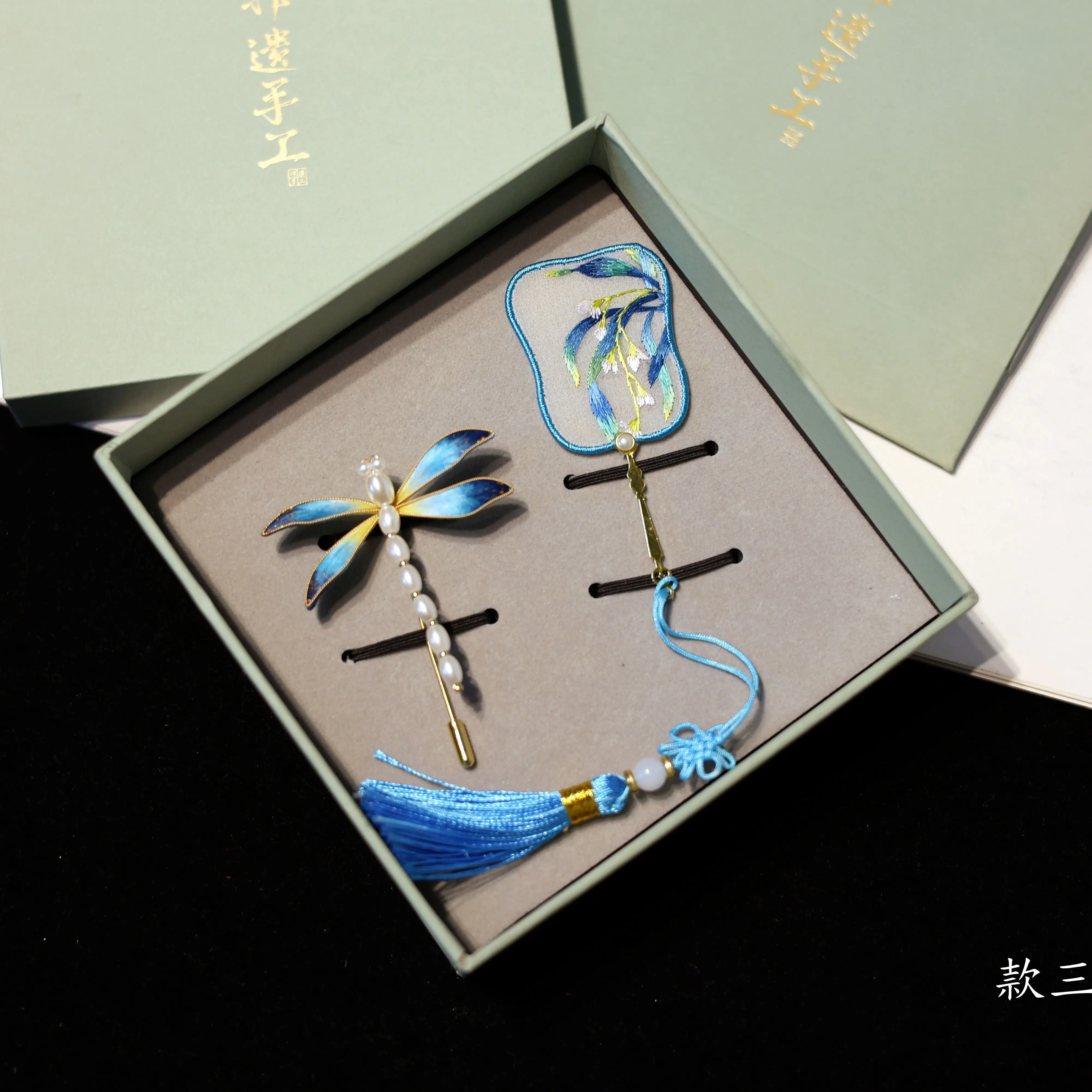 Embroidery Bookmark Non-Heritage Handmade Velvet Flower Brooch Silk Thread to Give Mom Teacher's Day Gift Han  Clothing