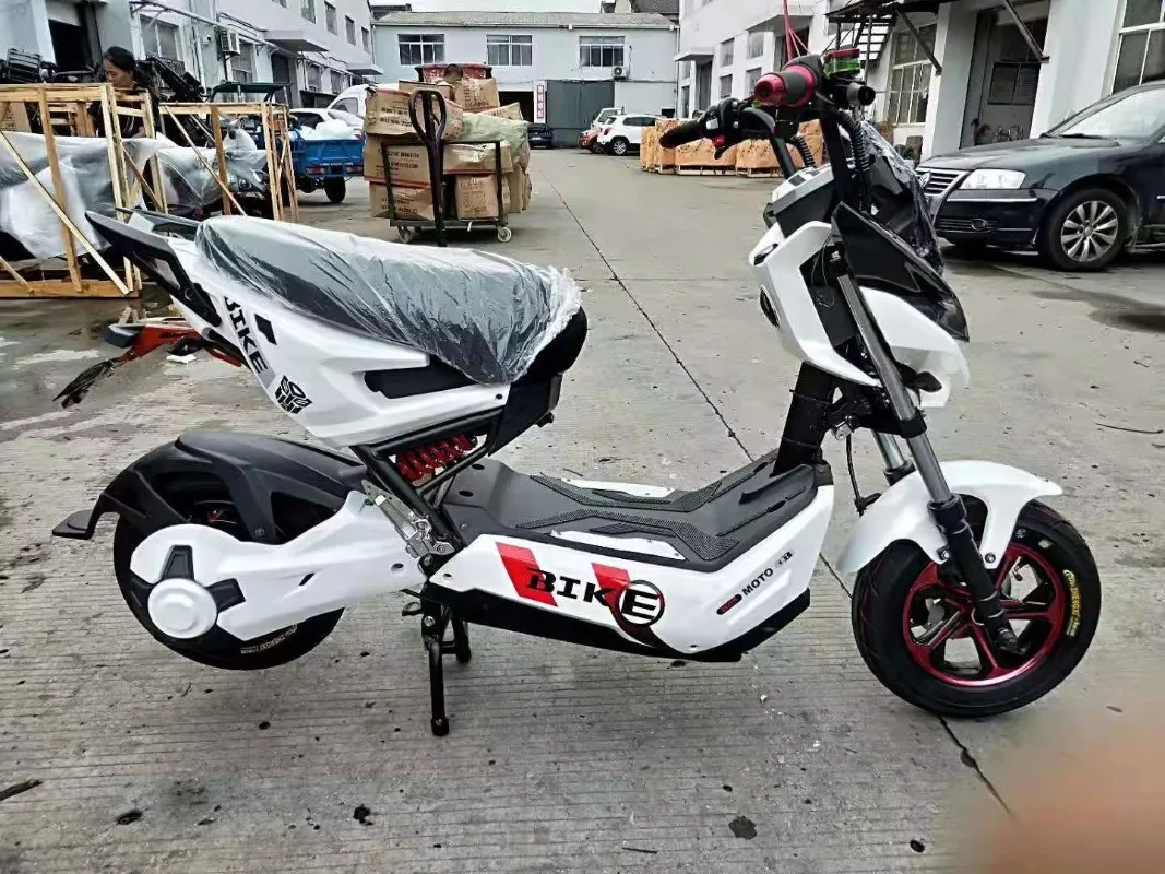 Scooter eléctrico todoterreno de la motocicleta de la gama larga de dos ruedas del ciclomotor eléctrico del nuevo estilo 2025