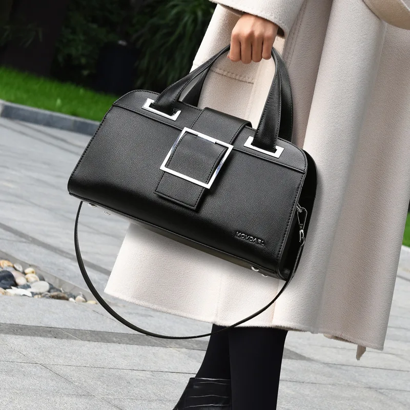 

2025 new large-capacity light luxury handbag premium tote bag