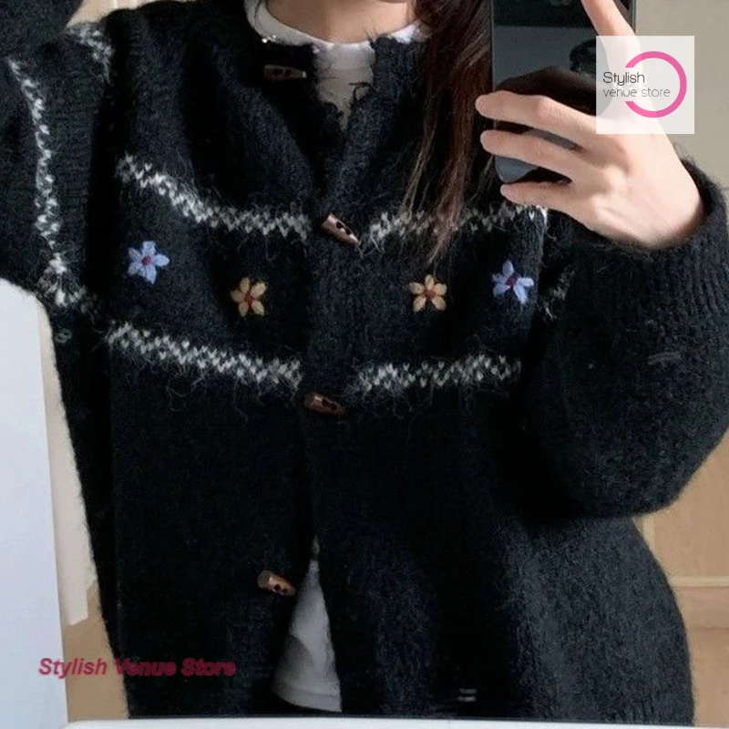 

Korean soft glutinous comfortable horn button sweater women's spring and autumn retro embroidery design sense niche sweater
