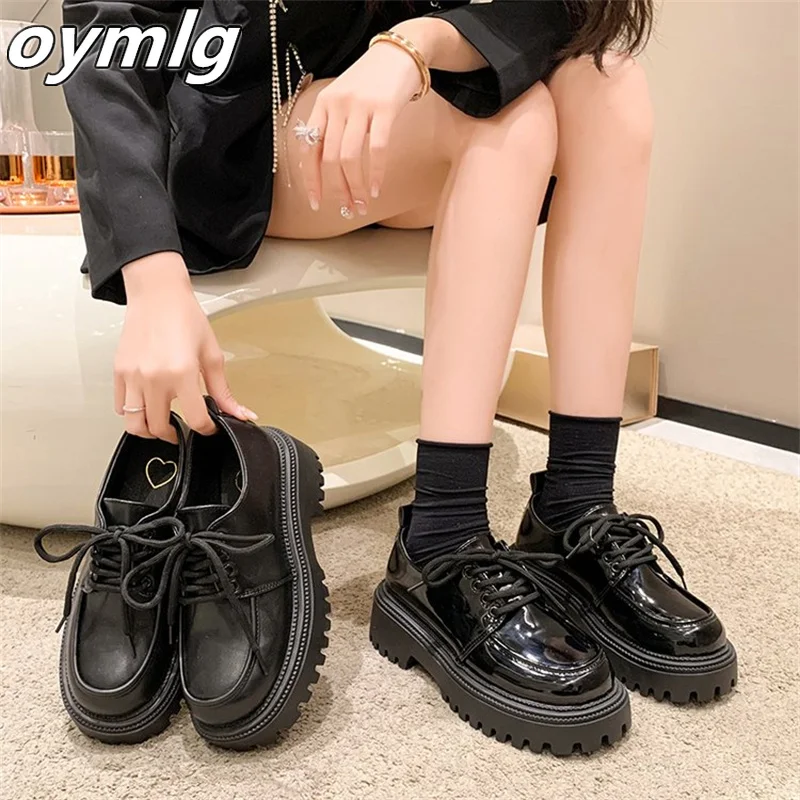 נעלי עור קטנות לנשים באביב 2024, שרוכים בסולסים עבה, עוגת ספוג רכה, רטרו רב-תכליתיים le פו יחיד נעליים