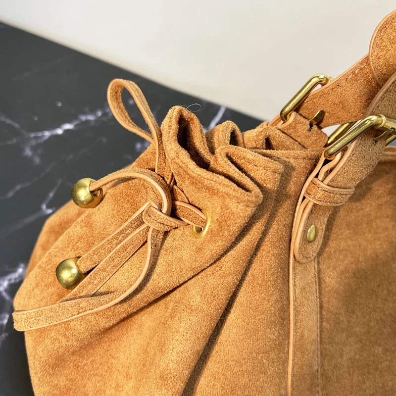 حقائب نسائية فاخرة بتصميم وسادة من جلد الغزال الصناعي بتصميم عتيق لعام 2026، حقيبة يد ومحفظة جديدة من البولي يوريثان مزينة بمسامير مطوية ومقبض علوي وحقيبة كتف تحت الإبط جودة عالية ًالشحن مجانا وصول الشحن السريع